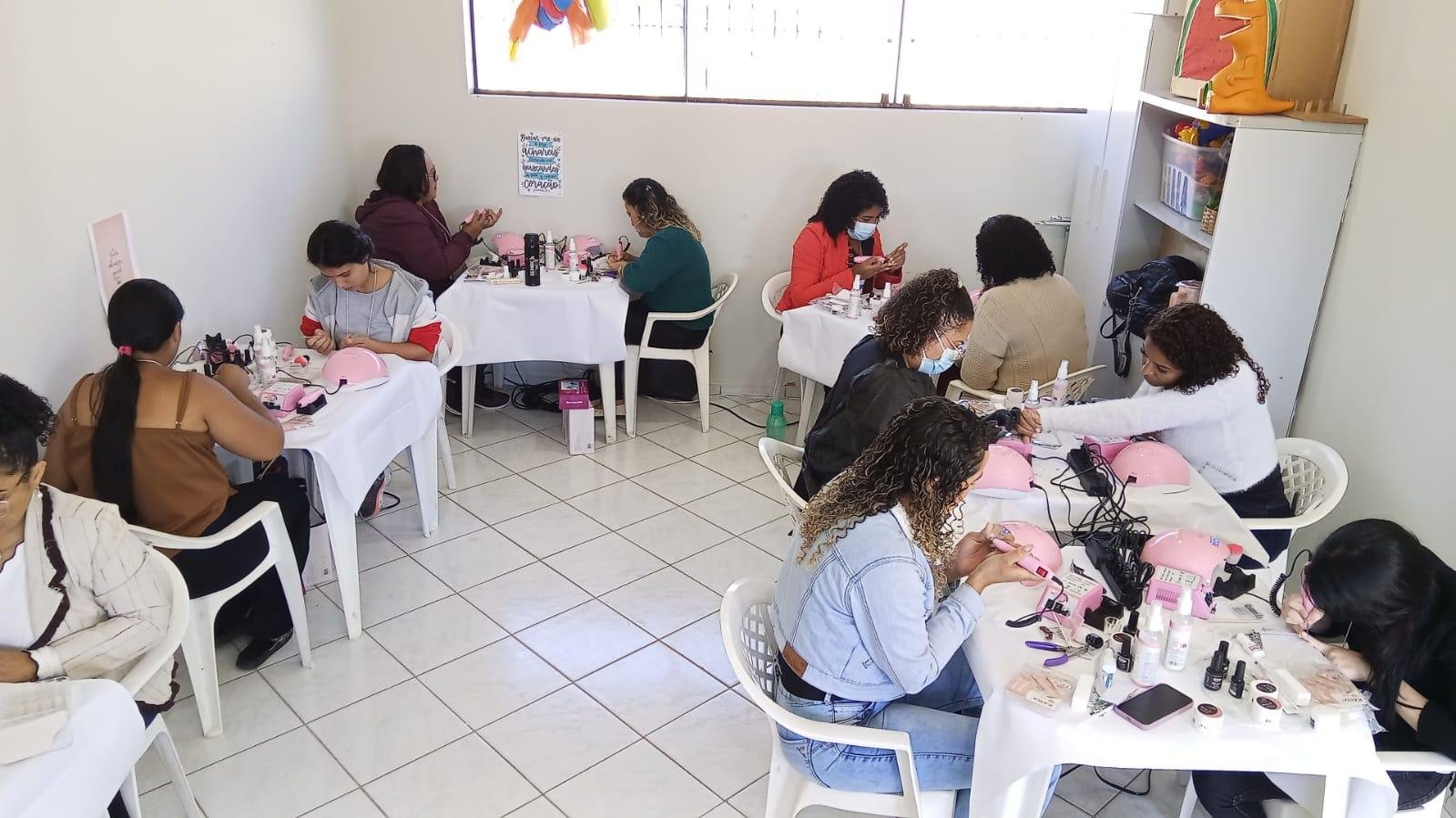 Oficinas profissionalizantes gratuitas para comunidades do Extremo Sul da Bahia