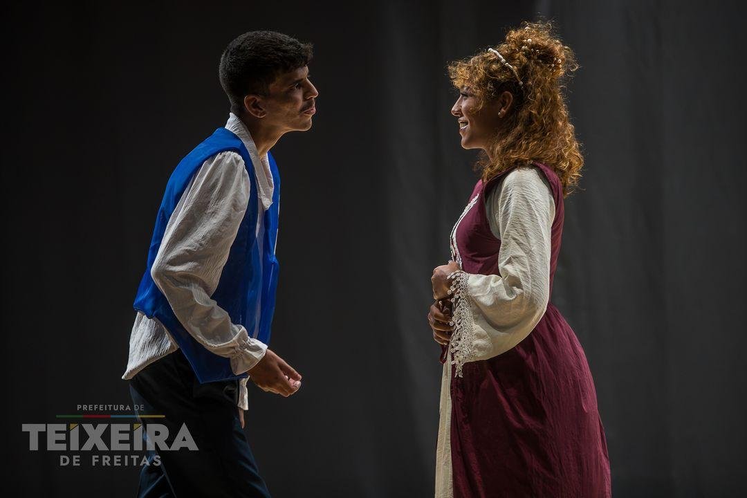 Teatro Escola Antônio Chicon Sobrinho é entregue à comunidade com noite de música, dança e teatro A cultura de Teixeira de Freitas ganhou Teatro Escola Antônio Chicon Sobrinho é entregue à comunidade com noite de música, dança e teatro A cultura de Teixeira de Freitas ganhou