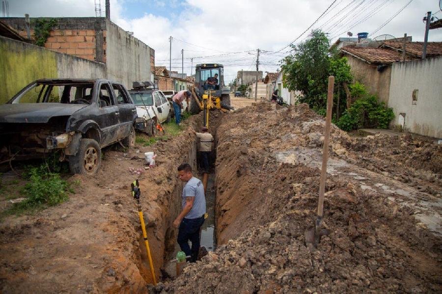 Prefeitura realiza implementação de rede de esgoto em rua de Teixeira de Freitas