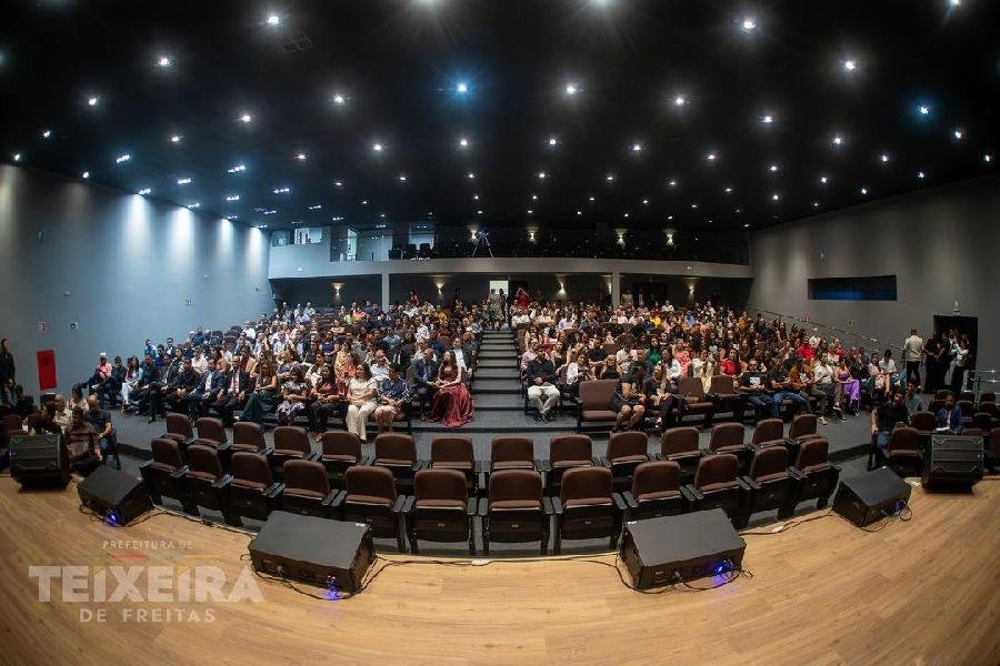 Teatro Escola Antônio Chicon Sobrinho é entregue à comunidade com noite de música, dança e teatro A cultura de Teixeira de Freitas ganhou