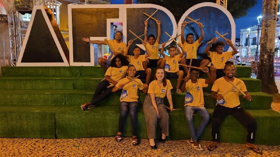 Alunos da Associação Golfinho levam a beleza e o ritmo da capoeira para o Afro Fashion Day 2022