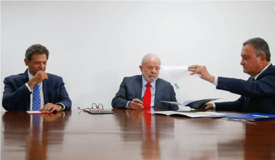 Lula enquadra ministros e empodera Rui Costa em reunião ministerial após crise do Pix