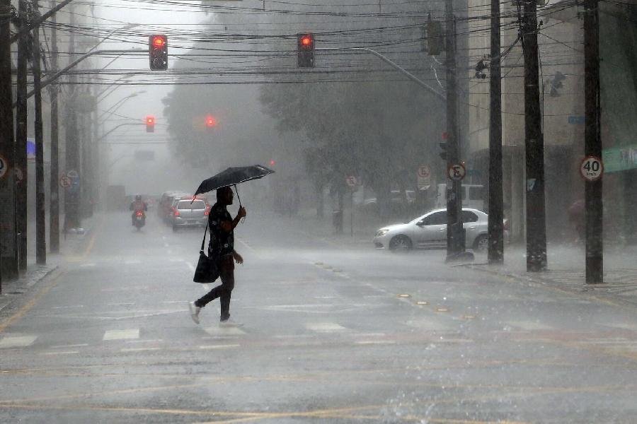Inmet emite alerta de ventos fortes e chuvas para a Bahia