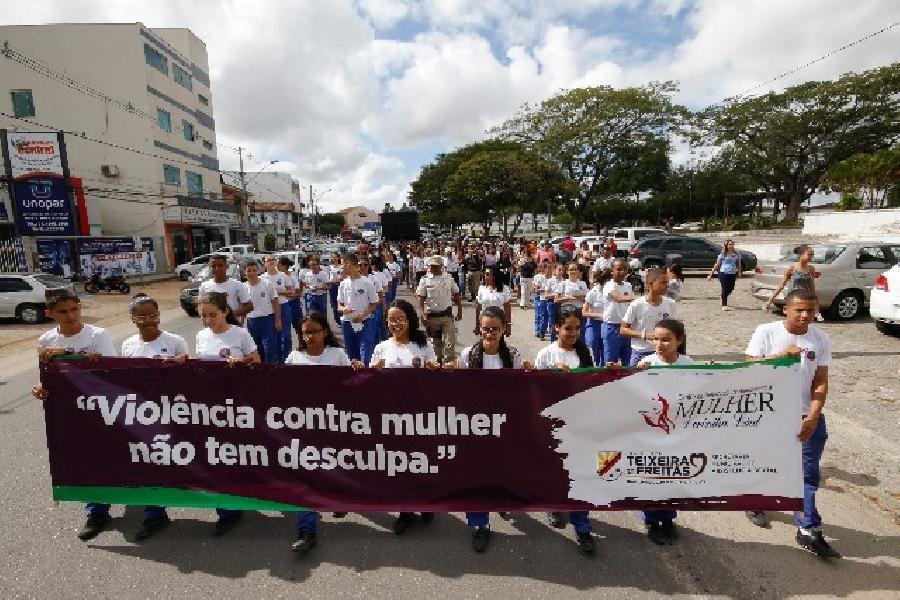  Caminhada em Teixeira de Freitas reforça a importância da luta pelo fim da violência contra a mulher