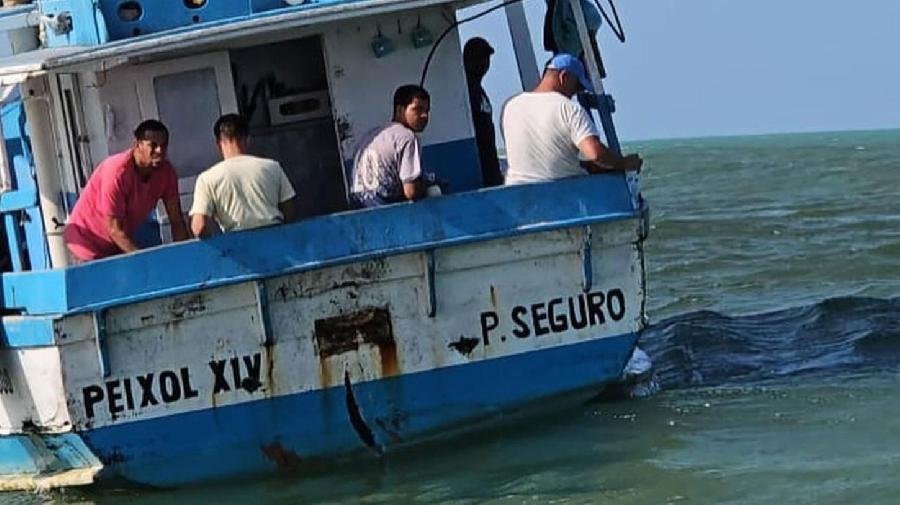 Pesqueiro de Alcobaça à deriva: Resgate rápido evita tragedia em Porto Seguro