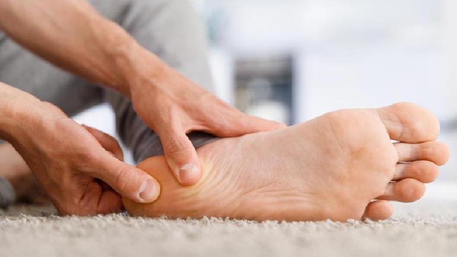 Sinais nos pés e mãos podem indicar colesterol alto: fique atento!