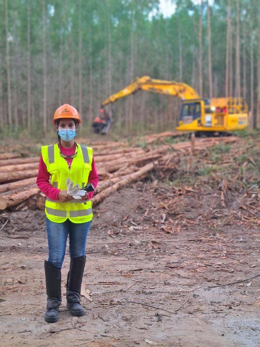 Suzano forma primeira turma de Operadoras de Máquinas Florestais no Extremo Sul da Bahia 