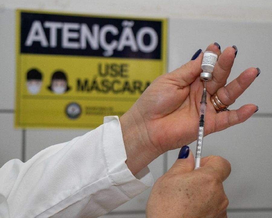 Drive desta sexta (24) para DOSE 1 para adolescentes com 12 anos ou mais e DOSE 3 para idosos com 70 anos ou mais e profissionais da Saúde com 60 anos ou mais