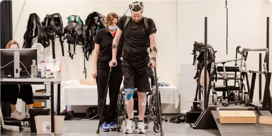 Homem com paralisia volta a andar com a ajuda de implantes