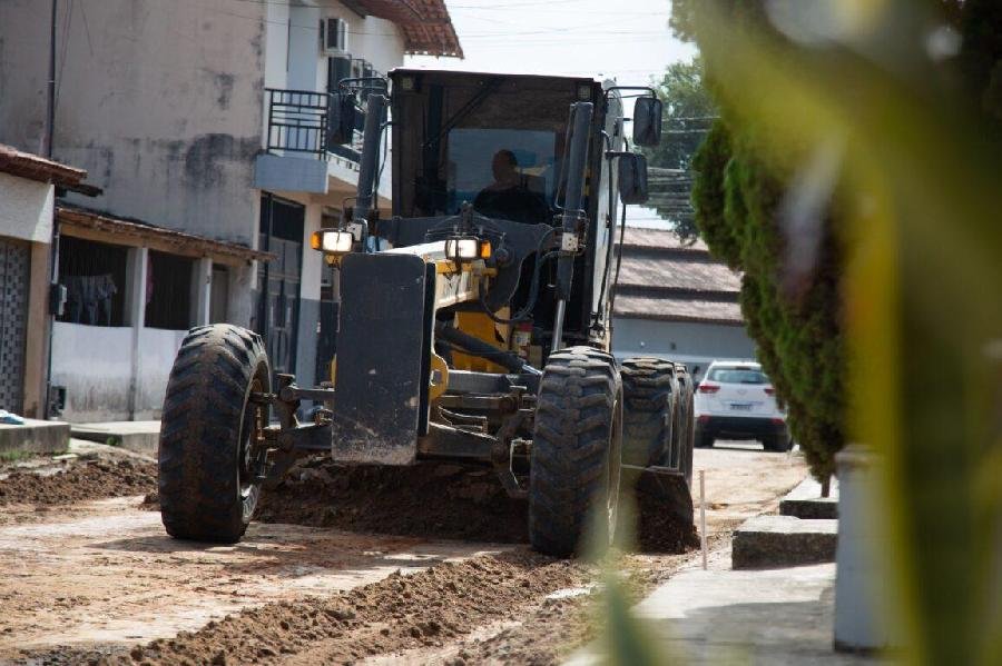 Secretaria de Infraestrutura realiza terraplanagem de ruas do Vila Caraípe