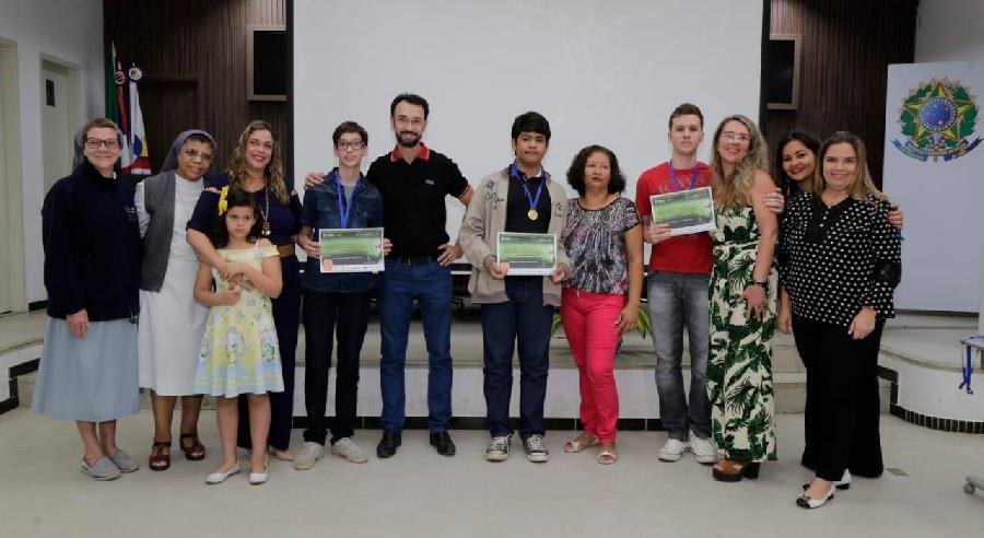 Prefeitura premia estudantes aprovados na 1ª etapa das Olimpíadas Brasileiras de Matemática e Língua Portuguesa