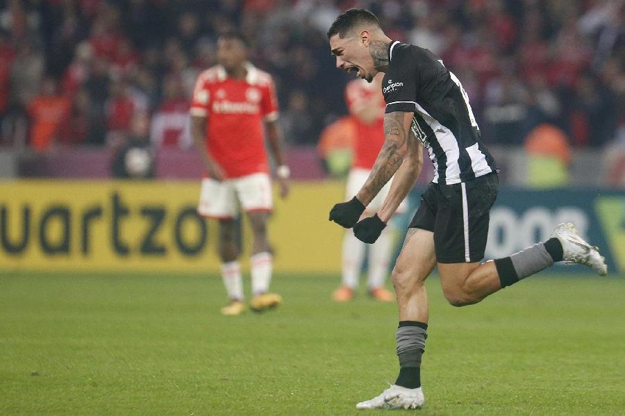 Vitória acerta empréstimo de lateral do Botafogo