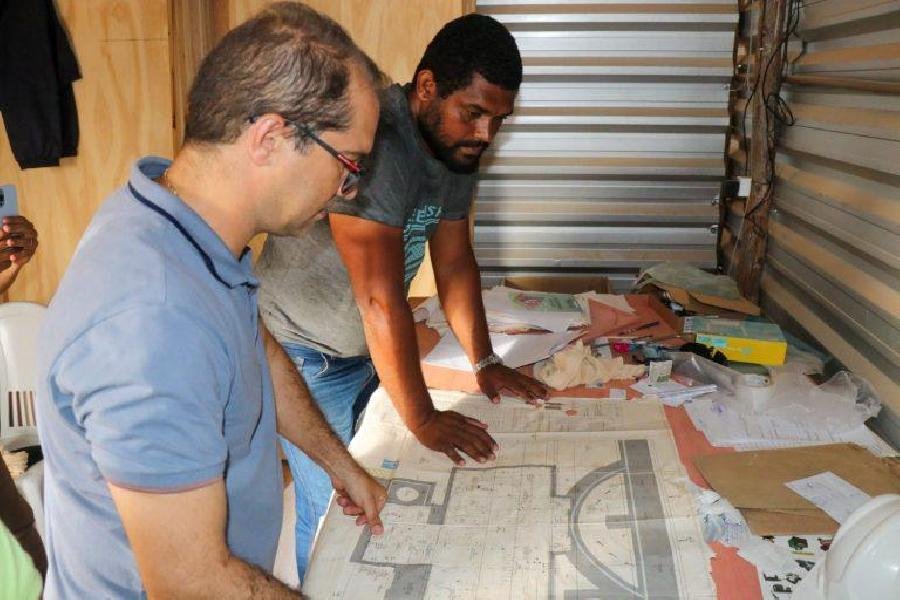 Prefeito visita construção de UBS em Teixeira de Freitas; confira