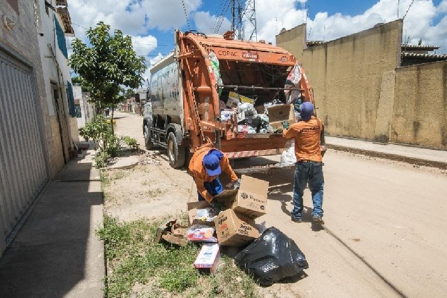  Coleta de lixo é normalizada em Teixeira de Freitas
