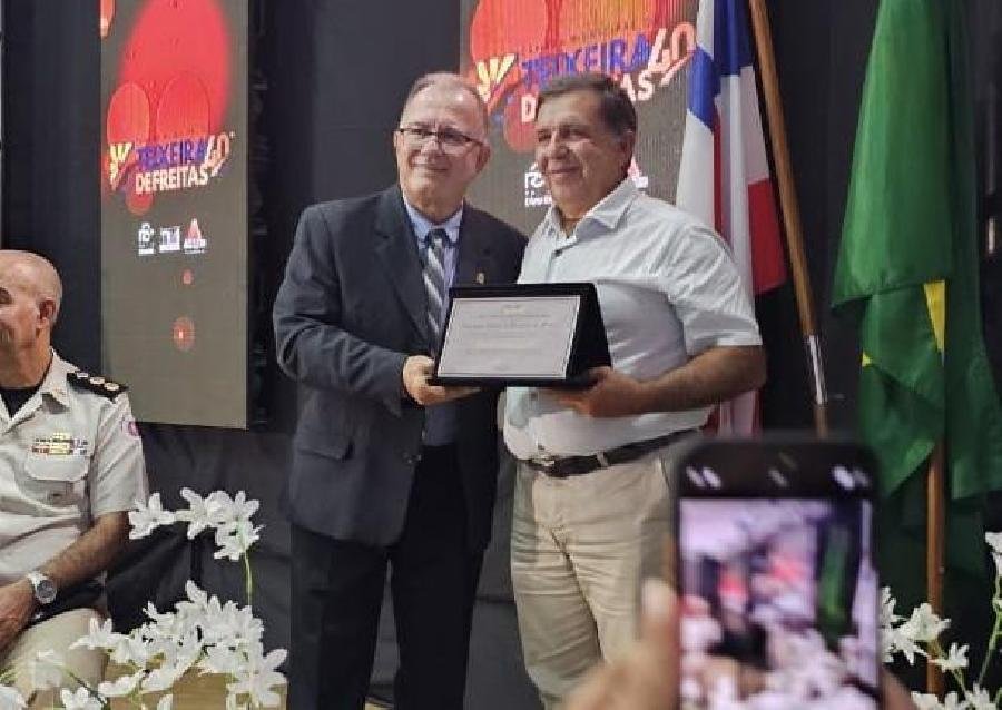 Carlos Faé é homenageado pelos 39 anos de contribuição ao desenvolvimento de Teixeira de Freitas