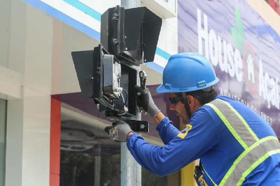  Semáforos novos começam a ser instalados em Teixeira de Freitas