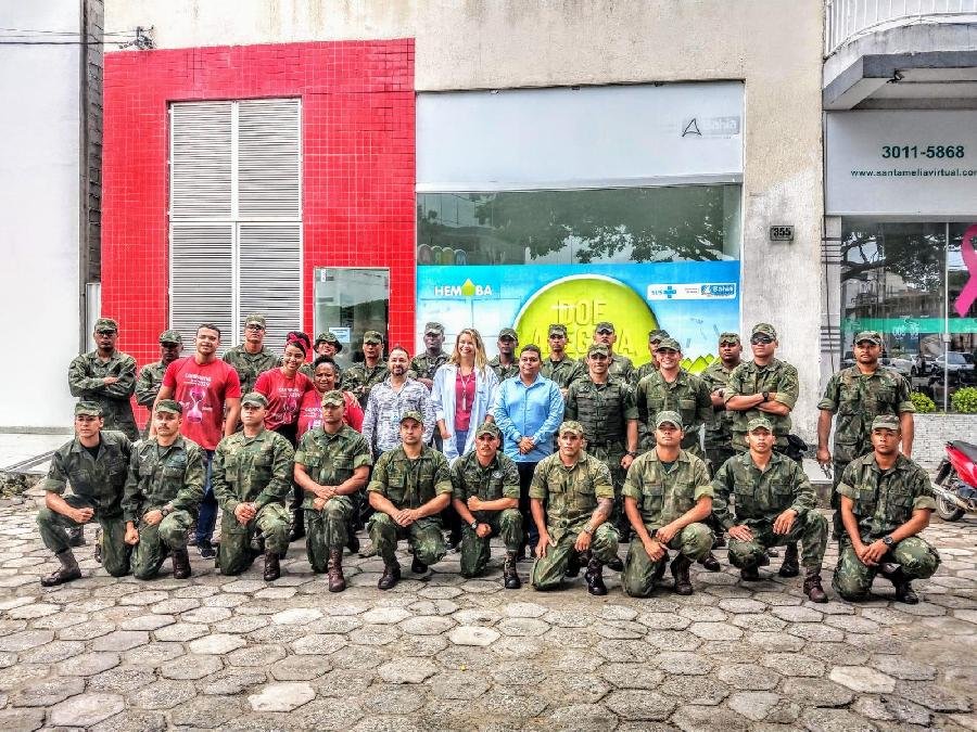 Fuzileiros Navais que limparam o óleo do mar doam sangue em Teixeira de Freitas