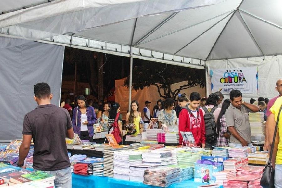  Abertura da FLITEF atrai público para apresentações culturais e Feira do Livro em Teixeira de Freitas