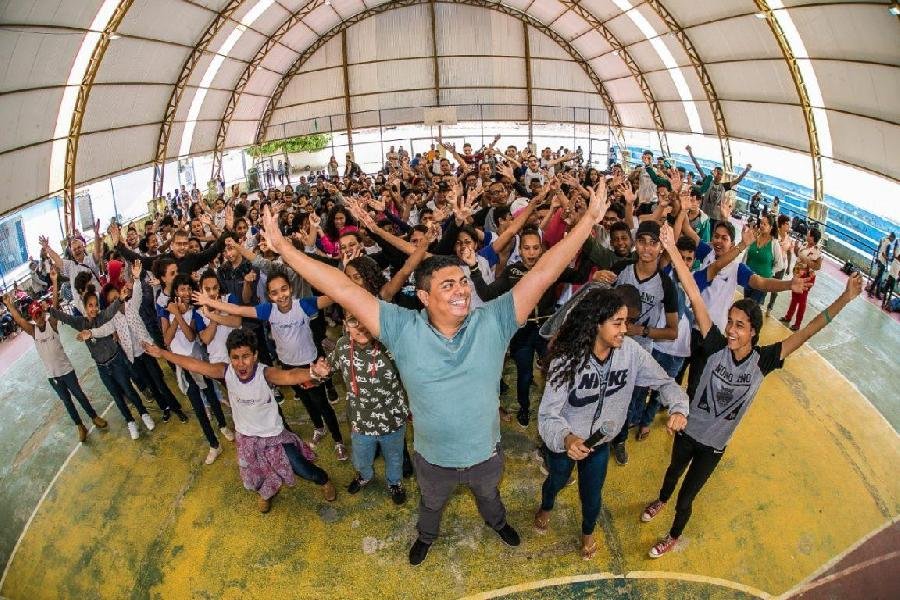 Palestra motivacional ganha atenção de alunos da rede municipal