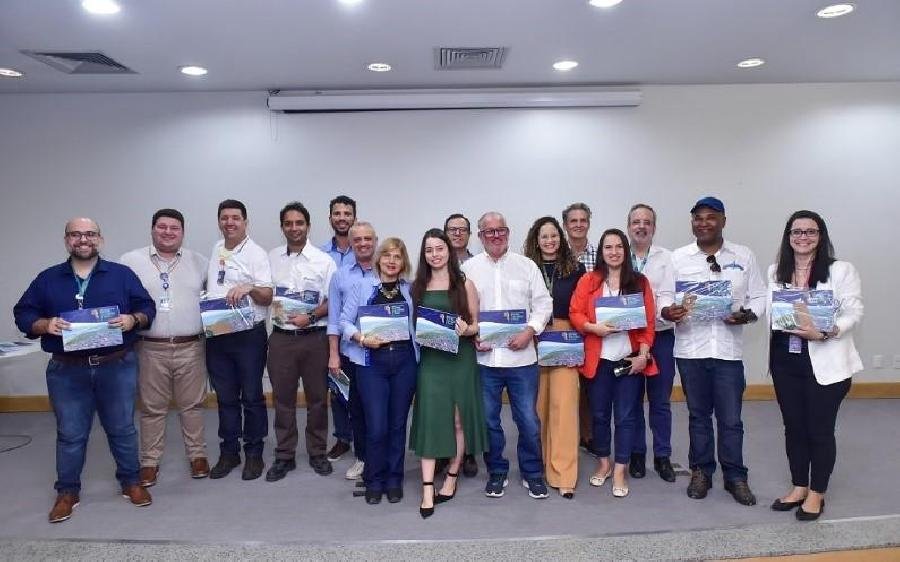 Suzano e Atina Educação lançam livro "Entre Árvores e Rios" em Mucuri