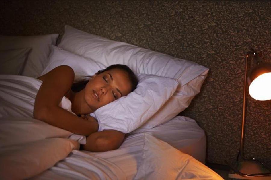 Estudo de Harvard define horário ideal para dormir e explica benefícios