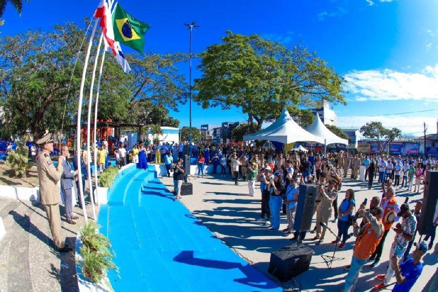 Desfile cívico reúne escolas, instituições e comunidade em Teixeira de Freitas