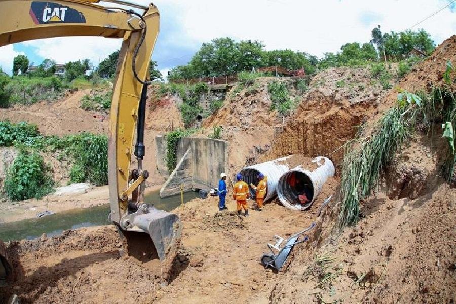 Obra de macrodrenagem para melhorias na infraestrutura é realizada no bairro Colina Verde