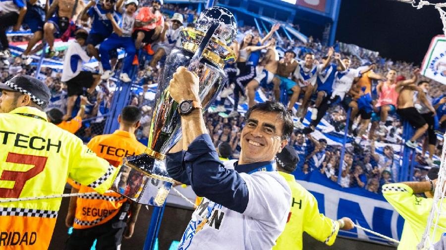 Quem é Gustavo Quinteros, técnico cotado para assumir o Grêmio?