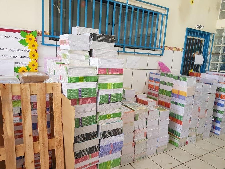 Prefeitura de Teixeira de Freitas entrega livros, literários e didáticos, novos às escolas municipais