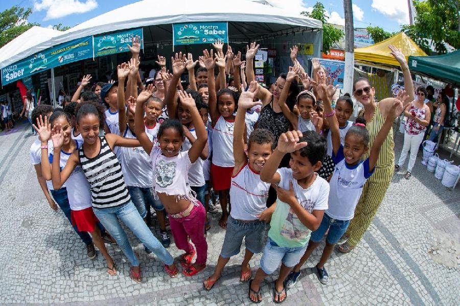 Mostra do Saber é realizada pelas escolas municipais na Praça da Bíblia