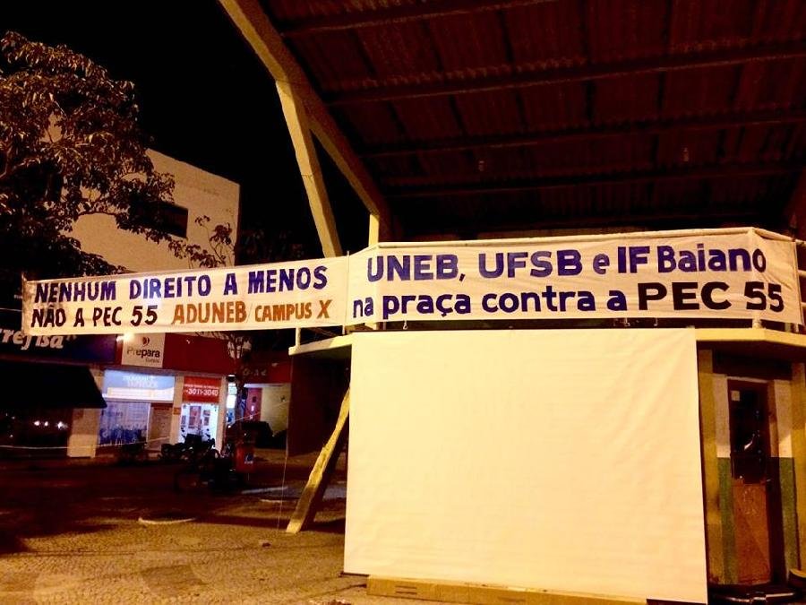  estudantes e professores da Ufsb, Uneb e IFbaiano se manifestam contra a PEC55 em Teixeira de Freitas