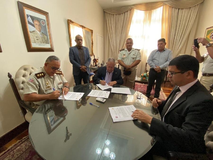 Prefeito Temóteo assina convênio com a PM para implantação do modelo Cívico-Militar em escolas de Teixeira de Freitas
