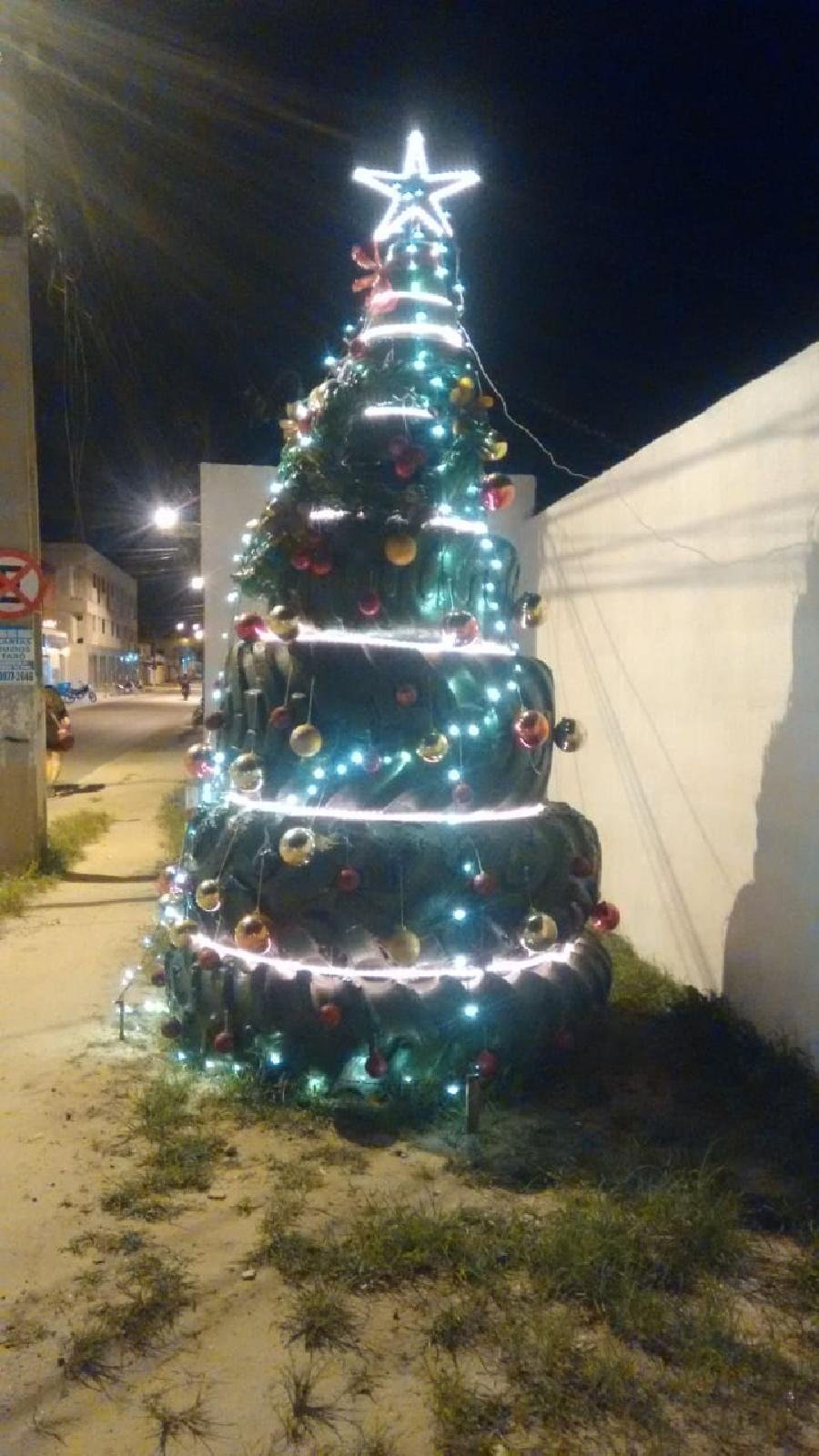  Secretaria de Meio Ambiente monta árvore de Natal com material reciclado