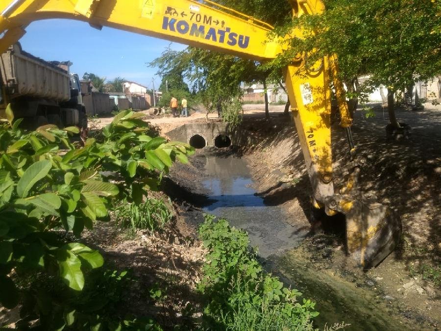  Prefeitura de Teixeira realiza limpeza preventiva no Córrego do bairro Monte Castelo