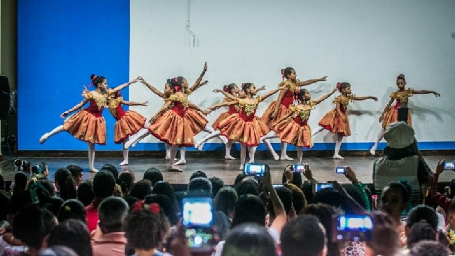  Centenas de crianças e jovens participam das apresentações da Mostra Cultural em Teixeira de Freitas