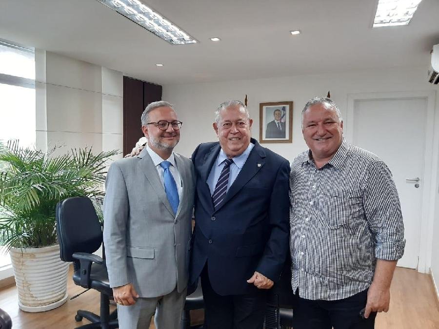 Prefeito de Teixeira de Freitas e Secretário de Saúde do Estado debatem parceria e avanços na saúde