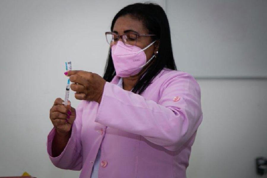 Pessoas com 25 anos ou mais serão vacinadas contra Covid-19 nesta terça-feira (10)