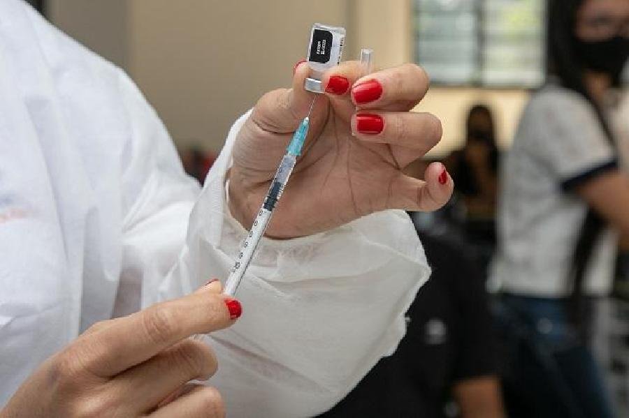 Adolescentes de 15 anos começam a ser vacinados nesta quinta-feira (9)