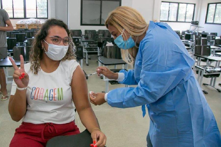 Mais de 1400 pessoas são vacinadas contra Covid-19 em ação realizada pela Saúde neste domingo