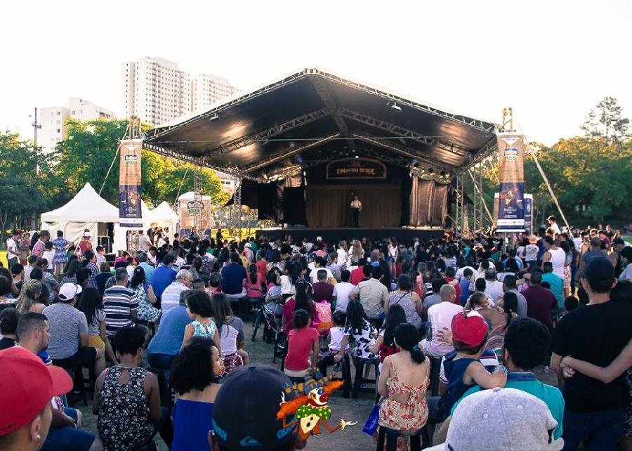  Projeto EmCena Brasil, patrocinado pela Suzano, leva teatro móvel a Nova Viçosa