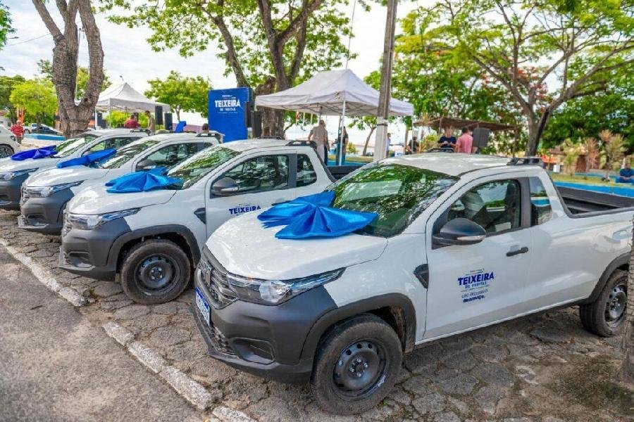 Entrega de nova frota amplia estrutura da Educação em Teixeira de Freitas