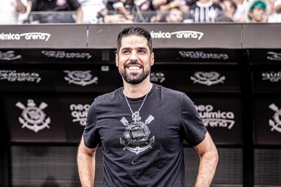 Atlético-MG avalia António Oliveira como possível técnico para 2025