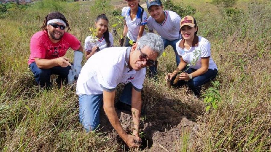  Ação de conscientização da Secretaria de Meio Ambiente promove plantio de árvores nativas em Área de Preservação Ambiental
