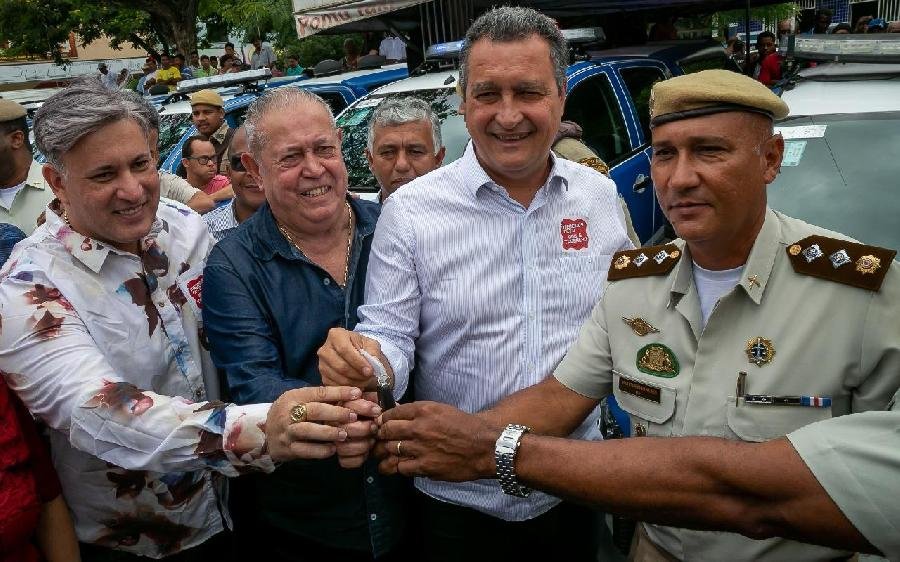 Temóteo Brito acompanha o governador Rui Costa em Medeiros Neto que anuncia licitação para BA 290