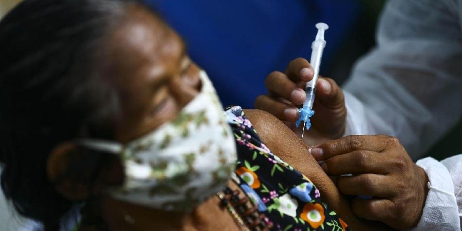 Vacinação de Dose 2 de Coronavac é retomada nesta terça-feira, 18