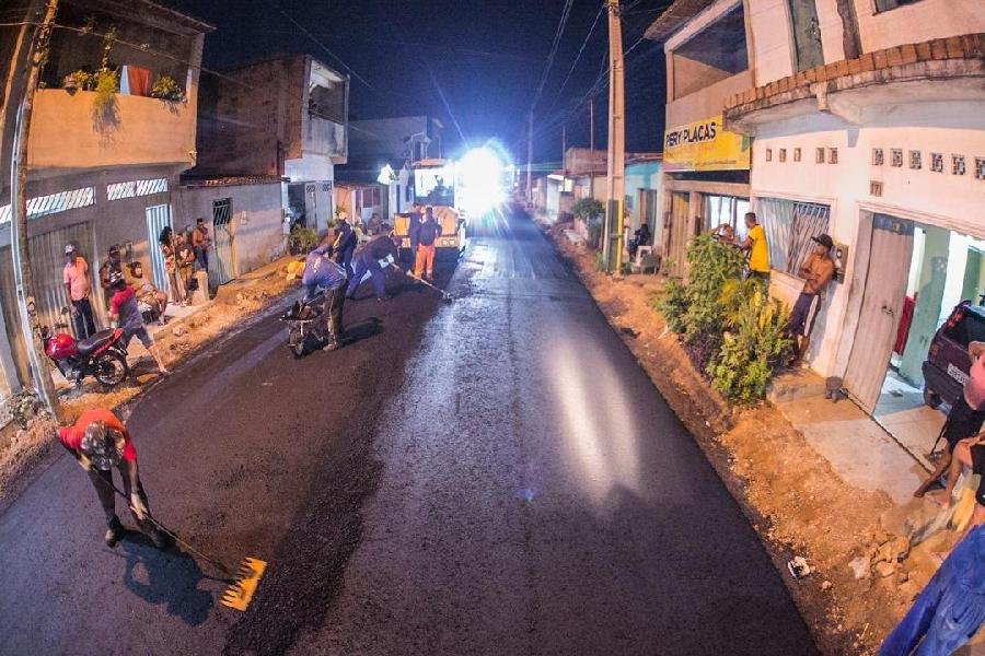 Os trabalhos de asfaltamento avançam na rua da Penha