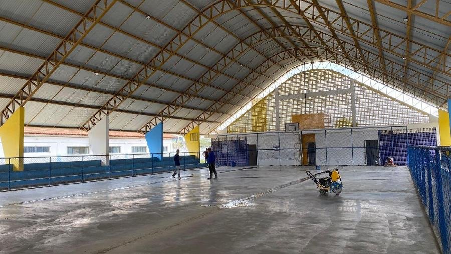 Quadra da Escola Geni Abutrabe passa por reforma para conforto e segurança da comunidade escolar