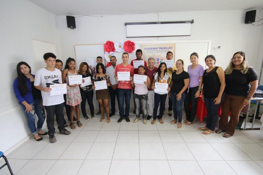  ACESSUAS: Certificados são entregues durante encerramento do curso de garçom